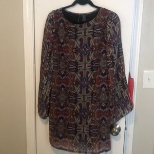 Patterned shift dress with pleated sleeves